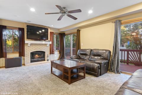 555 Covered Bridge Dr, Elgin, IL 60124 photo 9