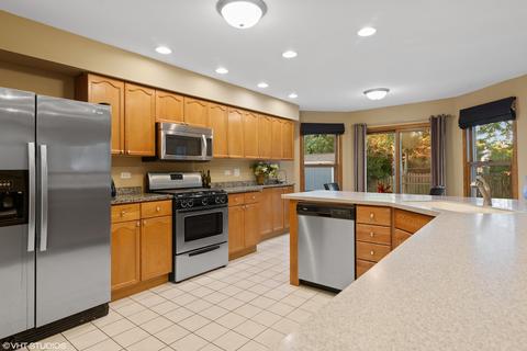 555 Covered Bridge Dr, Elgin, IL 60124 photo 5