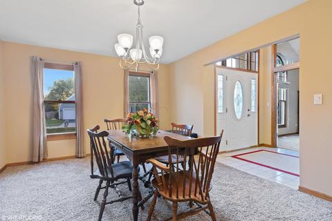 555 Covered Bridge Dr, Elgin, IL 60124 photo 8