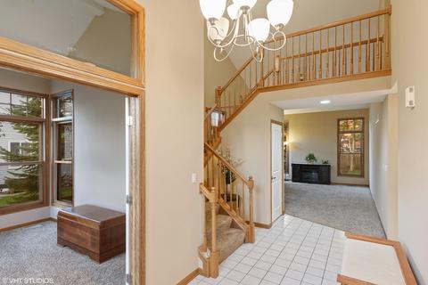 555 Covered Bridge Dr, Elgin, IL 60124 photo 2