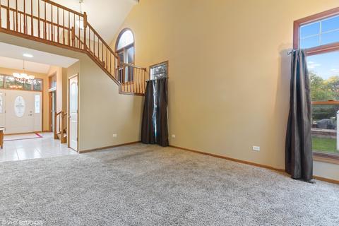 555 Covered Bridge Dr, Elgin, IL 60124 photo 4