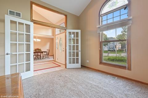 555 Covered Bridge Dr, Elgin, IL 60124 photo 3