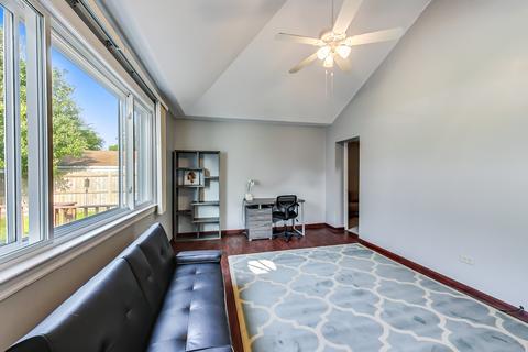 1910 Pratt Ave, Des Plaines, IL 60018 photo 4