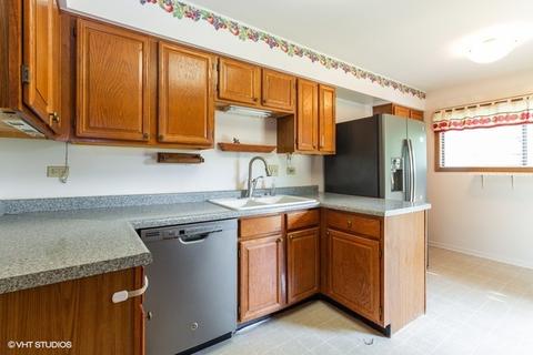 9 Creekside Cir #A, Elgin, IL 60123 photo 4