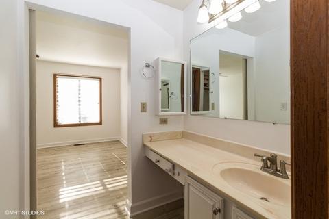 9 Creekside Cir #A, Elgin, IL 60123 photo 10