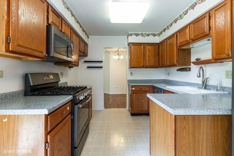 9 Creekside Cir #A, Elgin, IL 60123 photo 5