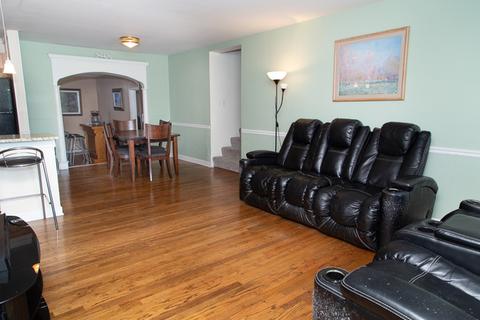 490 Illinois Blvd, Hoffman Estates, IL 60169 photo 2