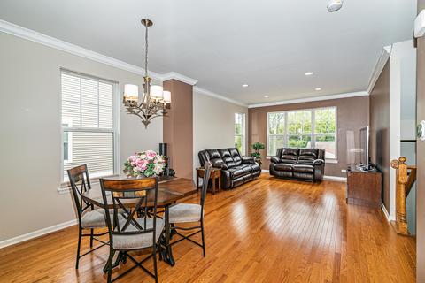 214 Laurel Ave, Des Plaines, IL 60016 photo 2