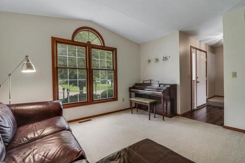 201 Beacon Cir, Bloomington, IL 61704 photo 3