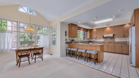 22 W Old Mill Ln, Burr Ridge, IL 60527 photo 9