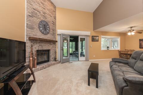 1629 Pebble Beach Dr, Hoffman Estates, IL 60169 photo 2