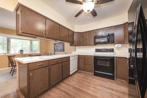 1629 Pebble Beach Dr, Hoffman Estates, IL 60169 photo 4