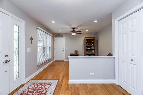 1154 Oakview Dr, Wheaton, IL 60187 photo 2