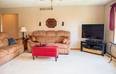706 Rosemare Dr, Roscoe, IL 61073 photo 3
