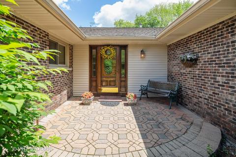 1104 Nottingham Ln, Elgin, IL 60120 photo 1