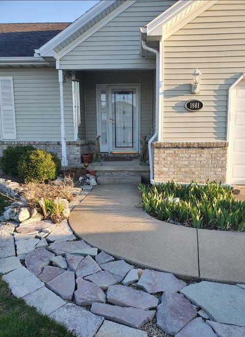 1801 Saltonstall Dr, Normal, IL 61761 photo 2