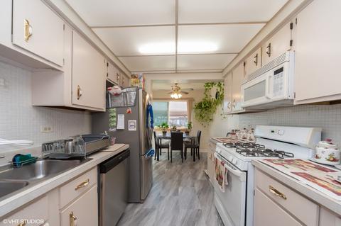 1590 Blackhawk Trl, Wheeling, IL 60090 photo 3