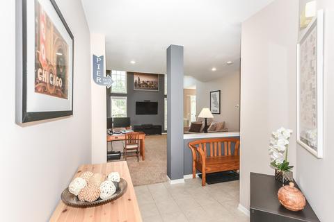 2204 Yale Cir, Hoffman Estates, IL 60192 photo 2