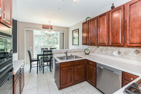 2204 Yale Cir, Hoffman Estates, IL 60192 photo 9