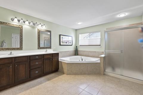 2067 Amelia Ln, Hoffman Estates, IL 60192 photo 12