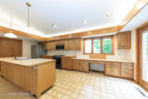 1270 Pleasantview Dr, Elgin, IL 60123 photo 5
