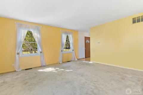3910 Whispering Trails Dr, Hoffman Estates, IL 60192 photo 6