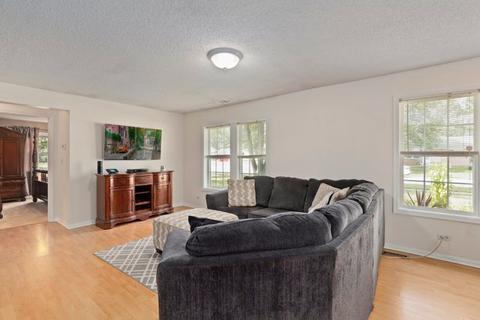 465 Lincoln Dr, Hoffman Estates, IL 60169 photo 3