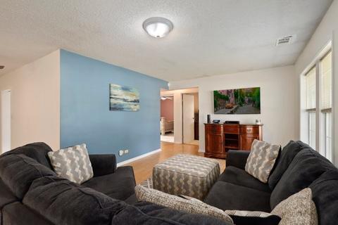 465 Lincoln Dr, Hoffman Estates, IL 60169 photo 2