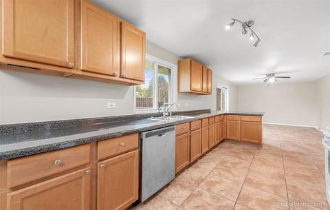 95 Pauline Dr, Elgin, IL 60123 photo 9