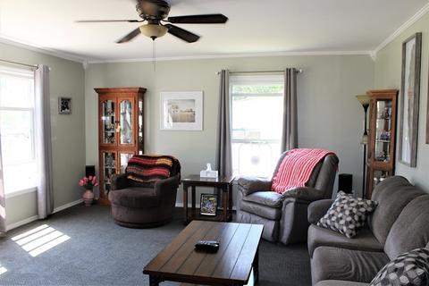 516 Barden St, Morrison, IL 61270 photo 2