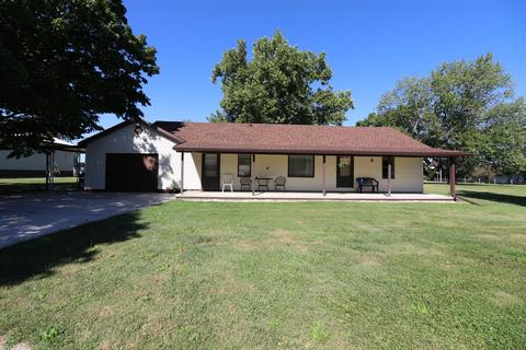 205 Bloomington St, Dewitt, IL 61735 photo 3