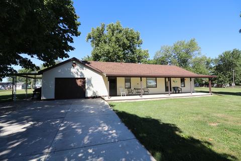205 Bloomington St, Dewitt, IL 61735 photo 2