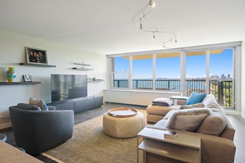 400 E Randolph St #1205, Chicago, IL 60601 photo 2