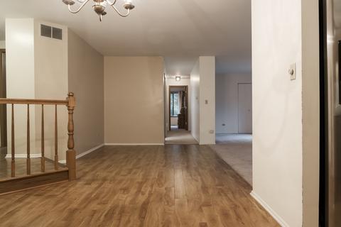 2 Creekside Cir #A, Elgin, IL 60123 photo 2