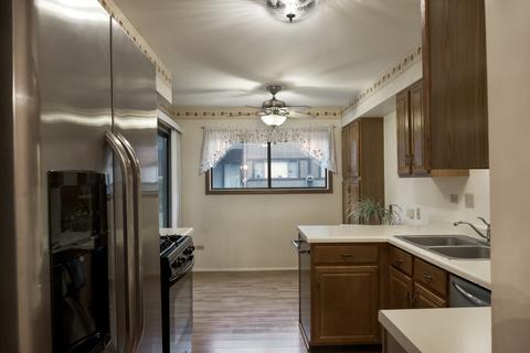 2 Creekside Cir #A, Elgin, IL 60123 photo 11