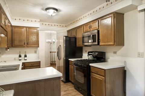 2 Creekside Cir #A, Elgin, IL 60123 photo 8
