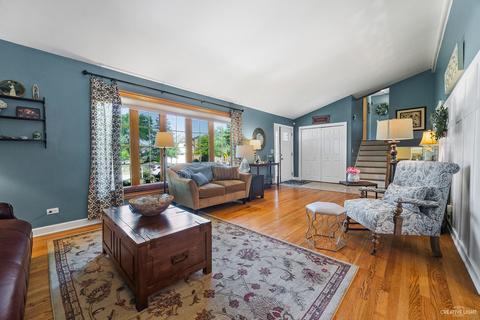 2076 Gladstone Dr, Wheaton, IL 60189 photo 3
