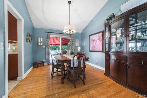 2076 Gladstone Dr, Wheaton, IL 60189 photo 5