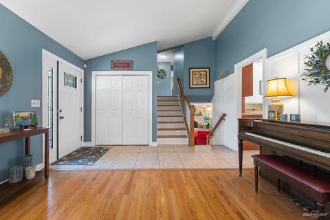 2076 Gladstone Dr, Wheaton, IL 60189 photo 4