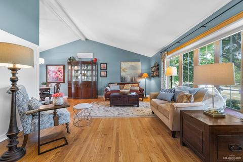 2076 Gladstone Dr, Wheaton, IL 60189 photo 2