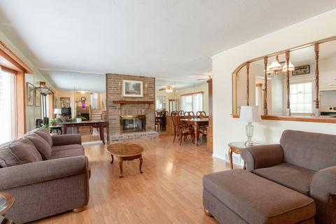 404 Pinehurst Dr, Des Plaines, IL 60016 photo 2