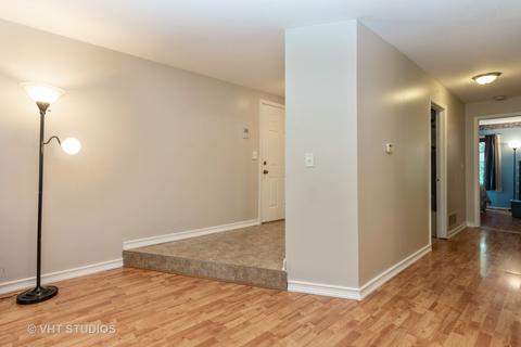 4 Creekside Cir #C, Elgin, IL 60123 photo 2