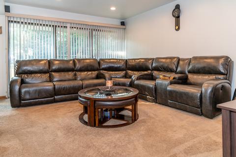 372 Oaktree Ct, Hoffman Estates, IL 60169 photo 2