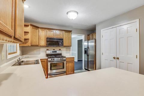 2405 Timberview Dr, Bloomington, IL 61701 photo 2