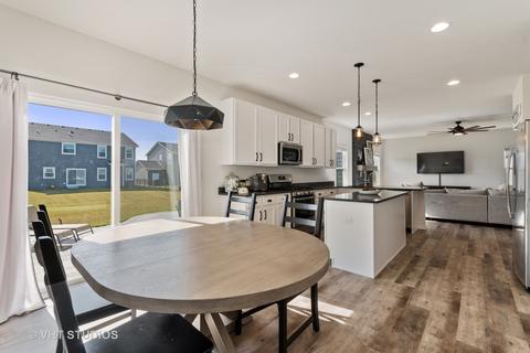 331 Garden Dr, Elgin, IL 60124 photo 4