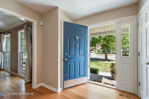 5050 Bardwick Ct, Hoffman Estates, IL 60010 photo 2