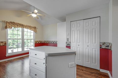 907 Adderly Ln, Gurnee, IL 60031 photo 9