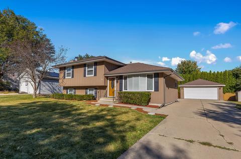 1071 Emerald Dr, Aurora, IL 60506 photo 2