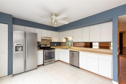 681 Thoreau Dr, Elgin, IL 60120 photo 4
