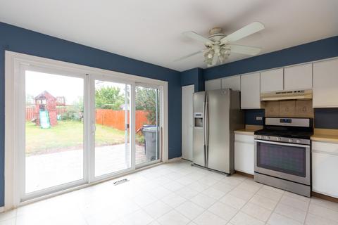 681 Thoreau Dr, Elgin, IL 60120 photo 5